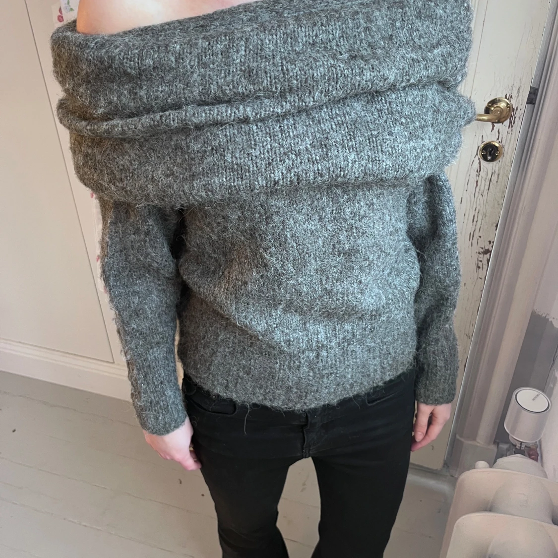 Grå offshoulder stickad tröja - 1