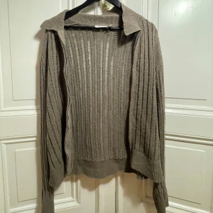 Grön ribbad kofta från Weekday - Skriv gärna innan💕Säljer en grön ribbad kofta från Weekday i storlek S. Koftan har långa ärmar, dragkedja framtill och en klassisk krage. Materialet är stickat och ger en mjuk och skön känsla. Perfekt för lager-på-lager-stil. 🤩