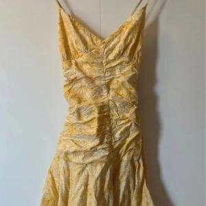 Gula zara klänningen - Sötaste zara klänningen❤️‍🔥sitter så fint, speciellt när man är brun, brukade ha bruna knappar vid bysten men tog bort🥰