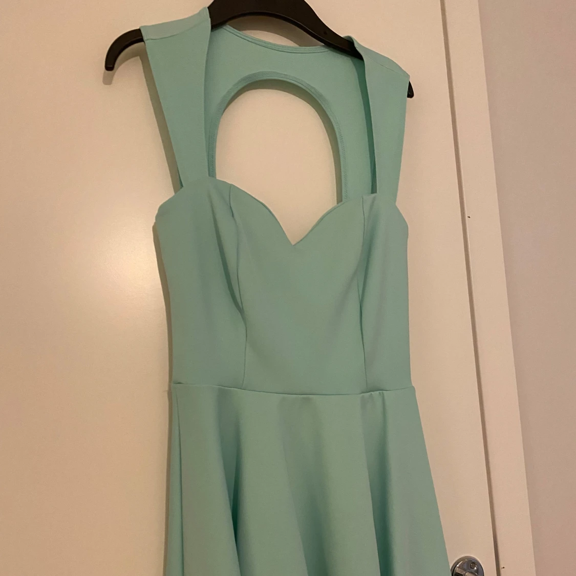 Mintgrön klänning med öppen rygg