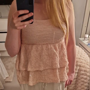 Topp - En jättesöt topp från gina tricot som inte har kommit till användning. Den är mer rosa än vad den ser ut på bilden. Den är I storlek L men borde också passa S-M. Satt pris gäller. 🌸