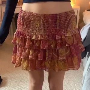 Mönstrad volangkjol från Zara - Säljer den populära kjolen från Zara som inte säljs längre. liten i storleken så den passar S fast den är storlek L ❤️