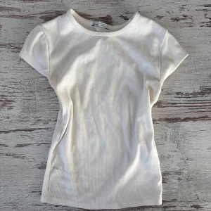 Kortärmad topp - Vit kortärmad ribbad topp, den är i storlek XS💗Materialet är skönt, den har använts några gånger och är i jättebra skick💘💘