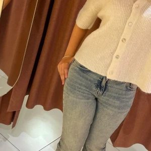 Blå low waist bootcut jeans - Super snygga blåa jeans! Använda fåtal gånger, passar till allt perfekt nu till våren o sommaren!! 