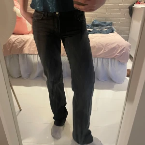 Svarta straight jeans - Snygga svarta jeans med rak passform och klassisk femficksdesign. Perfekta till vardags och lätta att matcha med olika toppar! Jättefint skick, använda kanske 3 gånger❤️❤️