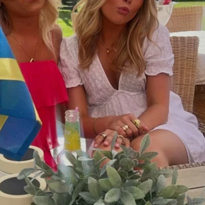  klänning från Zara  - Superfin vit kortklänning med v-ringning, puffärmar och volangdetaljer från Zara. Klänningen har knyt i ryggen. Perfekt för sommarens alla tillfällen! Fri frakt! 