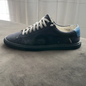Oliver Cabell Skor - Intressekoll, kom med prisförslag| Blåa sneakers från Oliver Cabell| storlek 43| Skorna är lätt använda men fortfarande lite tecken på användning| Kan även tänka att gå ner i pris om det känns rimligt| Skriv för fler bilder|