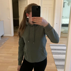 Peak performance hoodie - Säljer denna mörkgröna peak performance hoodie i storlek XS!🥰 Den är absolut använd men med fint skick☺️