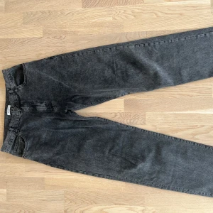 Woodbird jeans baggy fit  - Säljer ett par svarta jeans från Woodbird med klassisk femficksdesign och normal passform. Storlek 31/34. Använda ett par gånger men är för stora därav säljer jag dom. Vid snabb affär kan priset diskuteras.