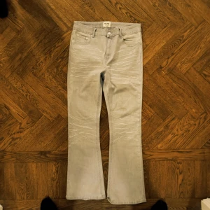 tornado mart type jeans - tornado mart type jeans, flared passform, japansk archive märke Mijko. Helt nya och har feta design.  Midjan: 40cm                                                        längd: 106cm                                            benöppning: 25cm