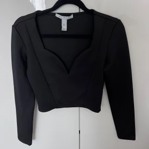 Svart snygg topp från Nelly - Använd ett par gånger . Storlek S. 