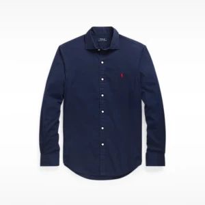 Mörkblå skjorta från Polo Ralph Lauren - Näst intill sprillans ny Polo Ralph Lauren Skjorta. Säljer en klassisk mörkblå skjorta från Polo Ralph Lauren i slim fit. Skjortan har långa armar, vita knappar och den ikoniska broderade loggan i rött på bröstet. Tillverkad i 100% bomull för en skön känsla.