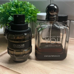 Swy och spicebomb - Säljer två parfymer antingen som paket, separat eller byte.    Swy absolutley är 100ml och mängd enligt bild       Och spicebomb edt är 50ml och mängd enligt bild.   Har du någon fråga kring parfymen, doft eller så är det bara att skriva!