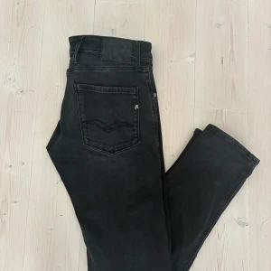 Replay jeans  - Svarta jeansbyxor från Replay modellen är Anbass och stretchen är powerstrech storleken är 32-32. Byxorna har normal passform och raka ben. Perfekta för dig som gillar stilrena och samtidigt stretchiga jeans. Har inte använt dom särskilt mycket och det är därför jag säljer dom. Köpte dessa jeans för 1400kr. Priset ej hugget i sten. Har du några frågor är det bara och fråga på.