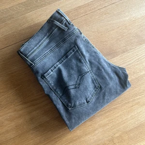 Replay anbass - Gråa Replay jeans i nästan helt nytt skick. Skriv gärna om du är intresserad🤩