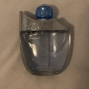 Rasasi Royal blue parfym  - En härlig manlig doftande parfym som jag fick i present i Dubai. 75 ml och jag har använt kanske 5 ml så ungefär 70 ml kvar. Hör av vid frågor!