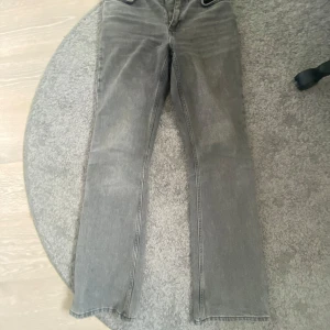 Lowwaist bootcut jeans från Gina - Lowwaist bootcut jeans från Gina i strl 36💓 Nyskick och inga tecken på användning, nypris: osäker men tror 399kr💓