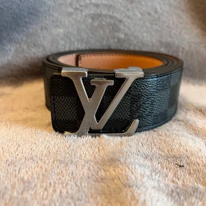 Louis Vuitton bälte - Helt ny bälte. Oanvänd. Storlek 44/110. Fraktar inom 24 timmar. Bästa kvaliten. 