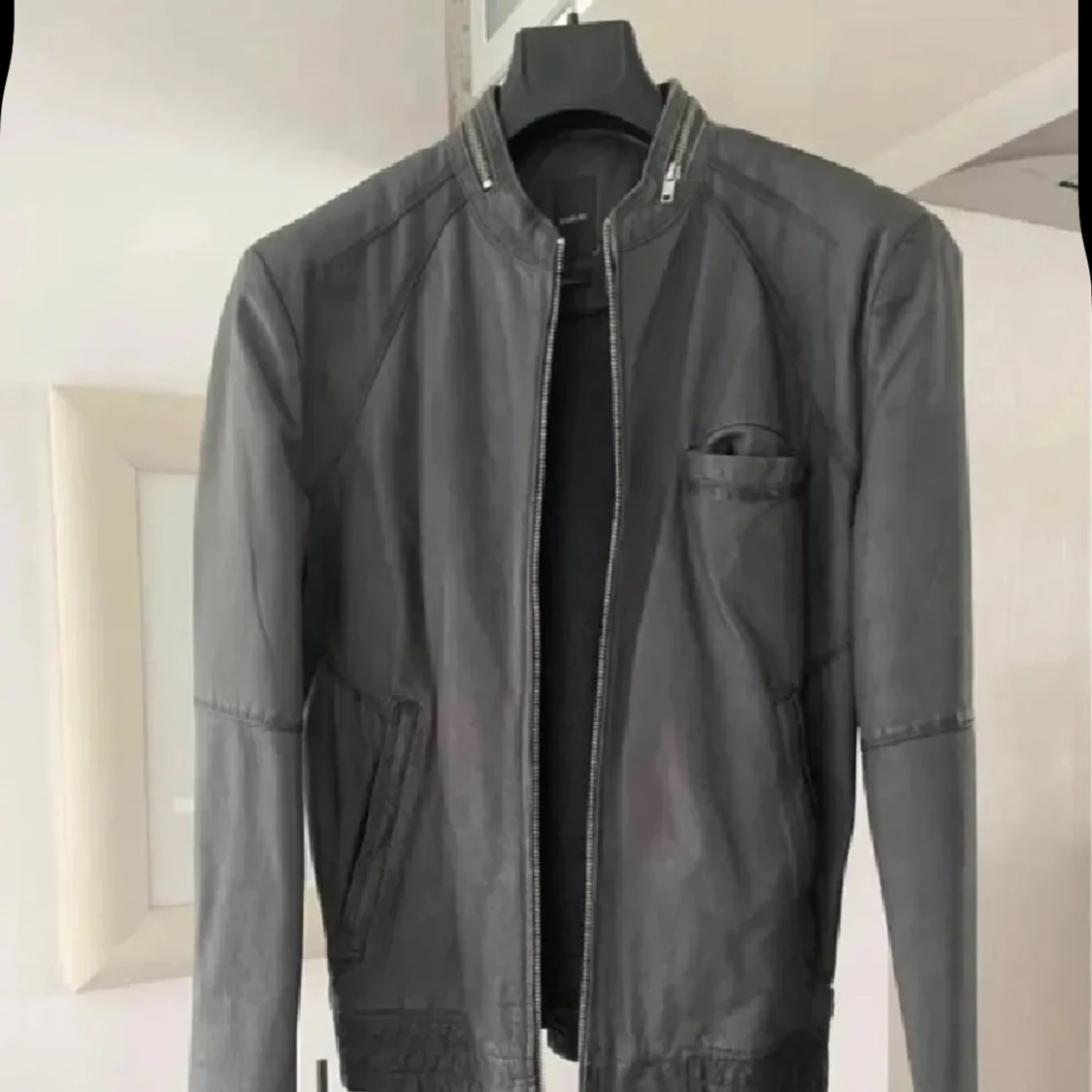 Grå skinnjacka från Emilio