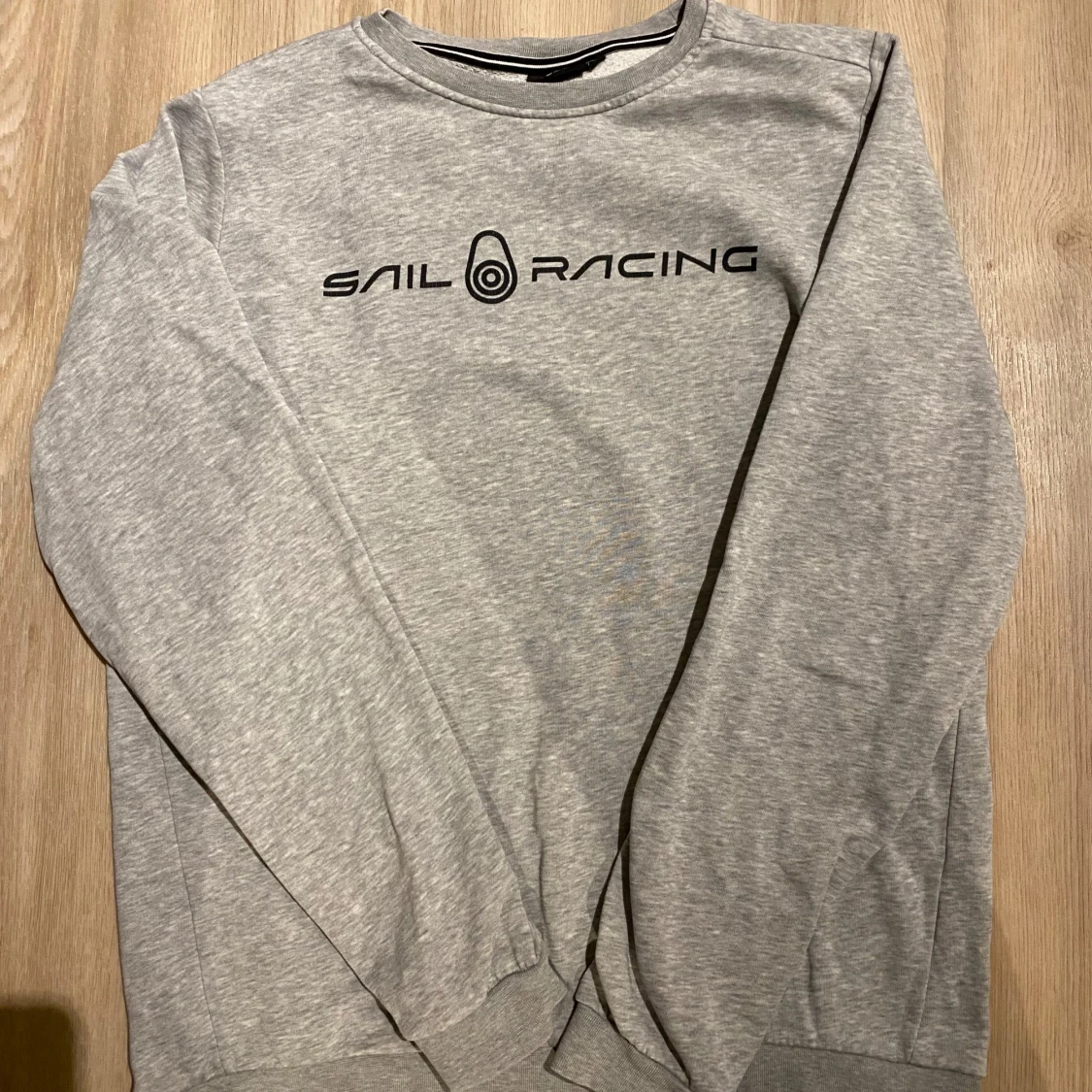 Grå sweatshirt från Sail Racing - 1