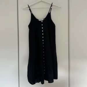 Svart klänning  - Svart klänning från & other stories med knappar hela vägen. Perfekt i för våren och sommaren. 