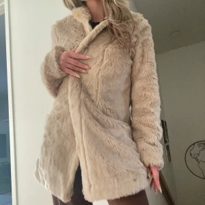 Beige pälsjacka från ONLY - Säljer en beige pälsjacka från ONLY i storlek M. Passar även S. Jackan är långärmad, har två fickor framtill och stängs med dolda knappar. Perfekt för dig som vill ha en mysig och trendig look under kallare dagar. 🩶