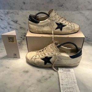 Golden goose skor - Tja! Säljer mina Golden goose skor, skick 8/10  Köpta på nk för 5599kr, mitt pris är 3099kr. Kvitto och allt finns med. Priset är inte ristat i sten, skriv om ni har några funderingar!