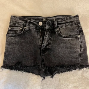 Jeansshorts - Jag säljer dessa grå svarta jeansshorts från Gina Tricot i storlek 32. Jag har gjort om ett par för korta jeans till dessa men nu har de tyvärr blivit för små. De har en tajt passform med många slitningar. Skriv vid frågor.🩷