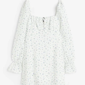 Vit blommig kortklänning  - Supersöt vit blommig klänning fårn H&M, Perfekt för sommarens alla tillfällen!🌸Endast använd 1 gång 😇