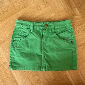 Grön jeanskjol från Rags - Så söt kjol i den perfekta gröna färgen🌸storleken är ökad ca 2cm vid knappen men skicket är super💋