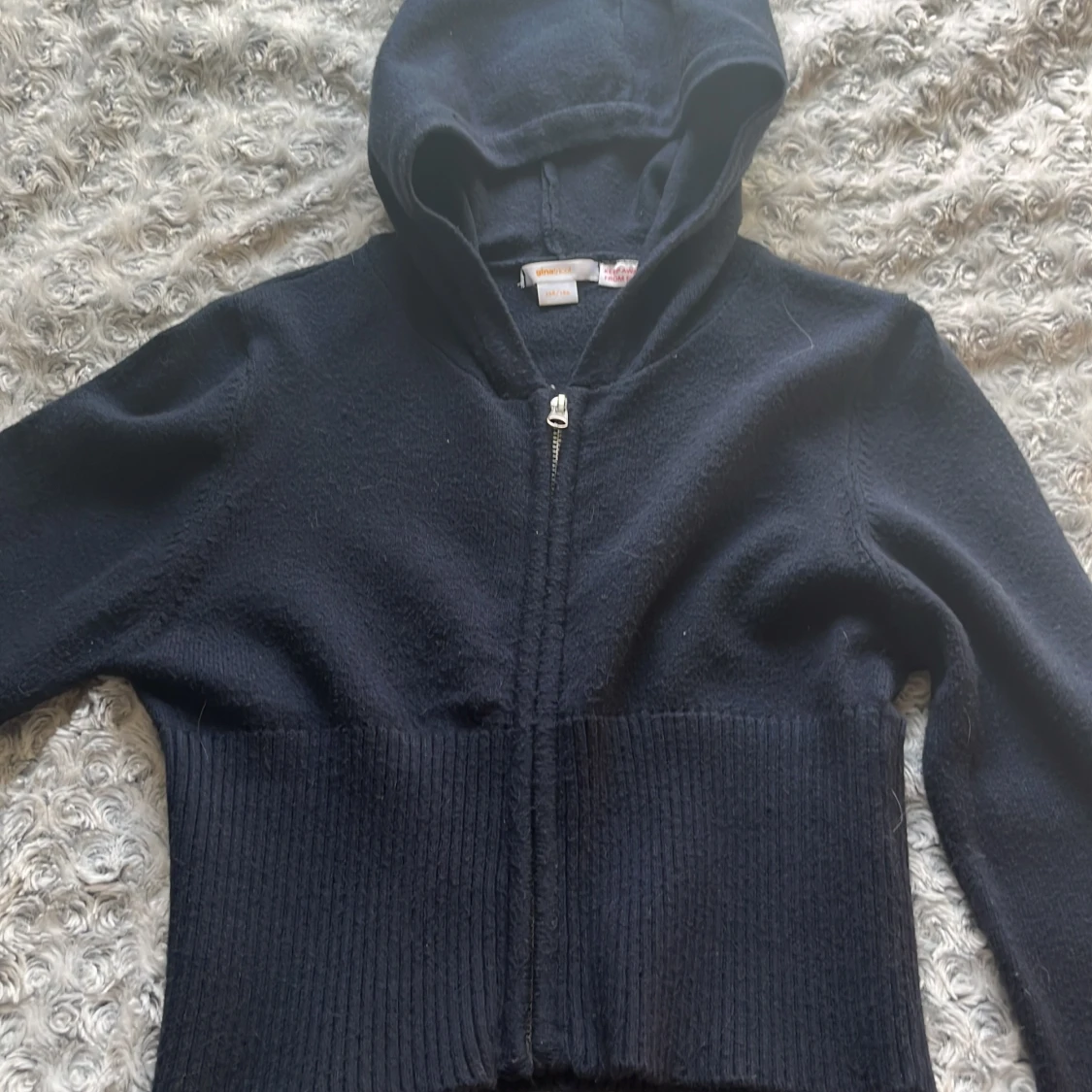 Mörkblå zip tröja från Gina Tricot 