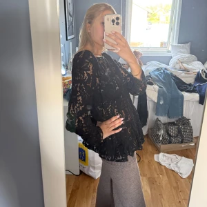 Spets blus - En svart långärmad spets blus med en volang längst ner✨
