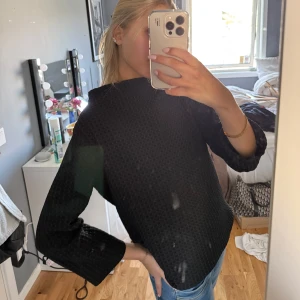 Svart tröja - Svart tröja med lite högre krage från Opus i storlek 38✨