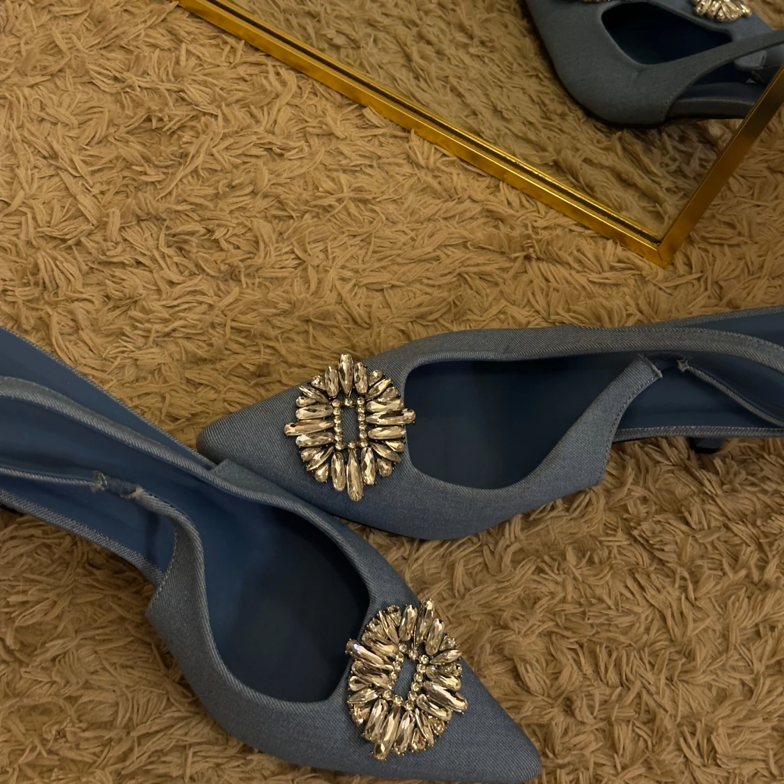 Blå pumps med strassdetalj