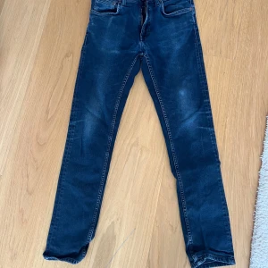 Mörkblå skinny raka från Nudie Jeans - Snygga mörkblå skinny jeans från Nudie jeans. Väldigt bra skick.