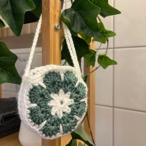 Virkad snusväska  - Egenvirkad snusväska som kan fästas på väskan/ på jeans för smidig och snygg detalj att ha sitt snus i (eller annat föremål). Önskas en annan färg så skriv till mig!☺️