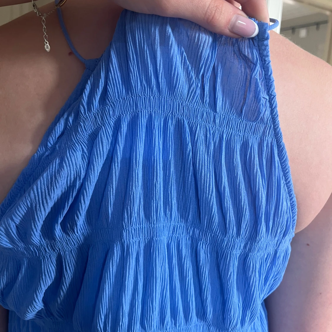 Blå plisserad linnetopp med volang - 4