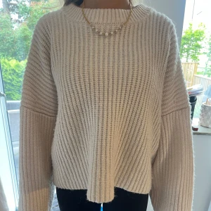 Beige stickad tröja från H&M - Supermysig beige stickad tröja från H&M!!