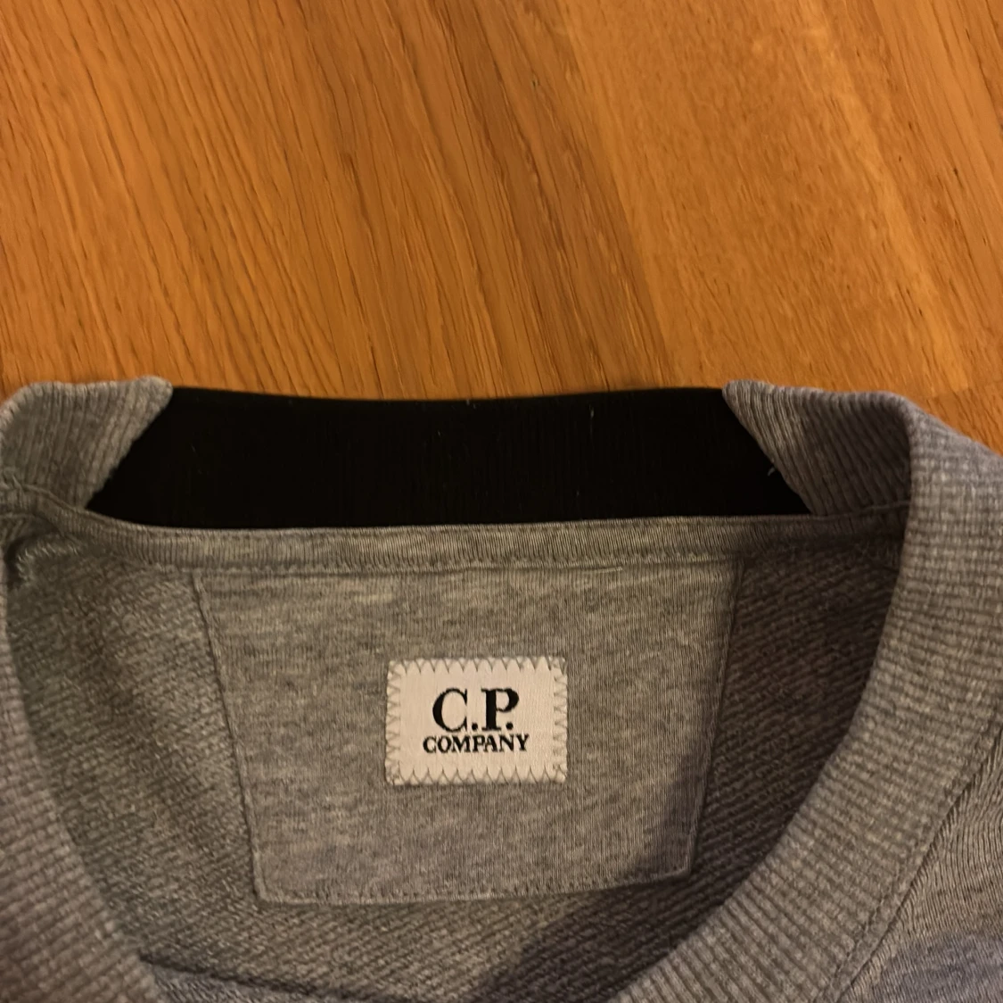 Grå sweatshirt från C.P. Company - 2