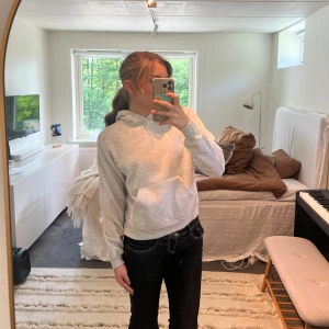 Ljusgrå hoodie med huva - Säljer en trendig ljusgrå hoodie från gina med klassisk huva och magficka. Tröjan har en relaxad passform och är tillverkad i mjukt material. 