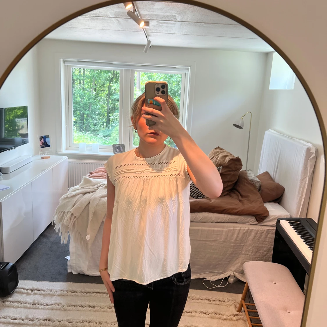 Vit blus med spetsdetaljer