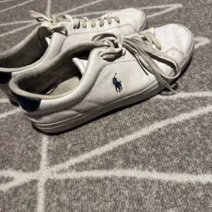 Vita polo Ralph lauren - Säljer dessa skor för att de inte passar längre, bra skick, lite smutsiga med går att tvätta bort, pris kan diskuteras vid snabb affär
