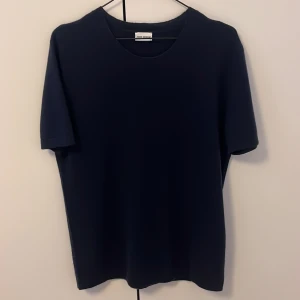 John Henric tshirt  - En extremt snygg marinblå tshirt från John Henric. Det är en blandning av 10% Kashmir och 90% ull. Den är av bra kvalitet också är den riktigt skön. Säljer då jag råkade köpa fel storlek. Passar 180cm+. Nypris 700, mitt pris: 450. Tvättad en gång.