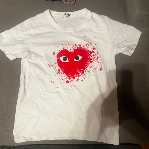 Comme des Garçons Play t-shirt - Vit t-shirt från Comme des Garçons Play krympt lite i tvätten så de står S men sitter som xs fint skick bara skrynklig 