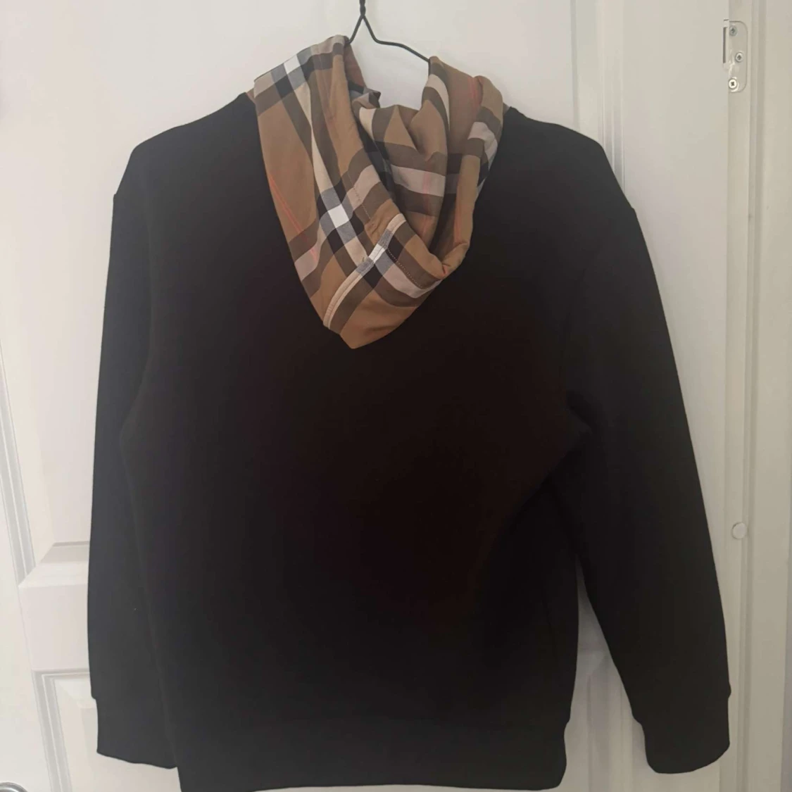 Svart hoodie med rutig huva Burberry - 2