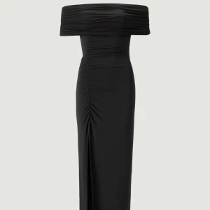 Àvora offshoulder klänning - Så så snygg svart långklänning med offshoulder från Àvora. Slits framtill och är tillverkad i ett stretchigt material som sitter perfekt. Så elegant och snygg, använd vid ett tillfälle