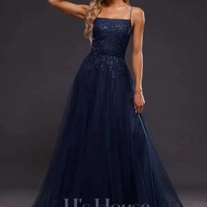 Marinblå balklänning - Säljer nu min balklänning använt den en gång och är fortfarande i fint skick! Nypris 2300 kr