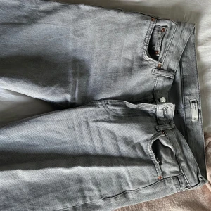 Grå jeans från Perfect Jeans, stl 32 - Snygga grå jeans från Perfect Jeans i klassisk femficksmodell. Jeansen har en rak passform och är tillverkade i mjukt denimtyg. Perfekta för dig som gillar en stilren och enkel look.