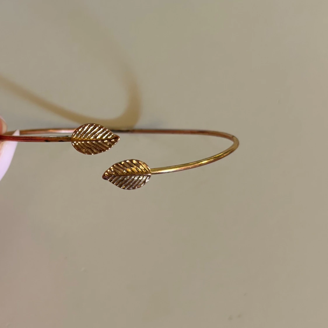 Guldigt armband med lövdetaljer