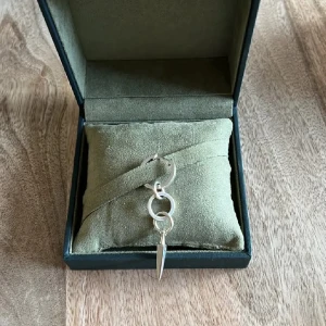 Chaos Queen örhänge i silver - Säljer ett coolt Chaos Queen örhänge från Maria Nilsdotter. Örhänget är i äkta silver och i mycket bra skick! Alla lådor och påsar finns kvar och packas med om så vill🥰(nypris 2700)